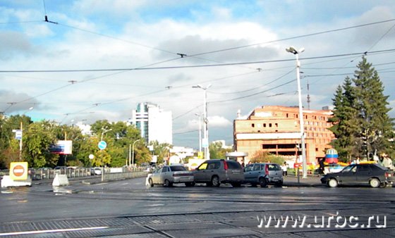 Теперь по 8 Марта в районе цирка можно проехать только прямо: Куйбышева перекрыта со всех сторон