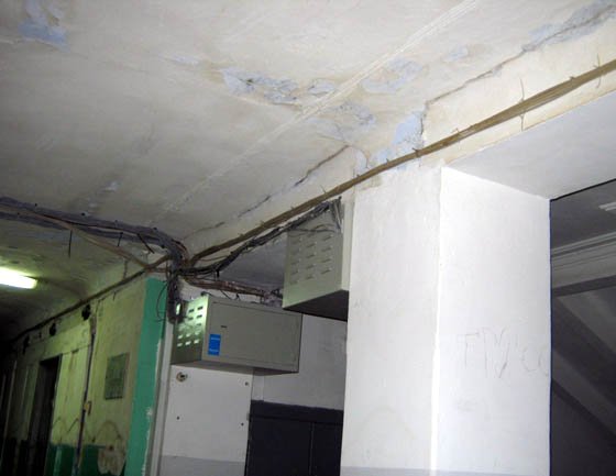 Джунгли коммуникаций на стенах Джунгли коммуникаций на стенах