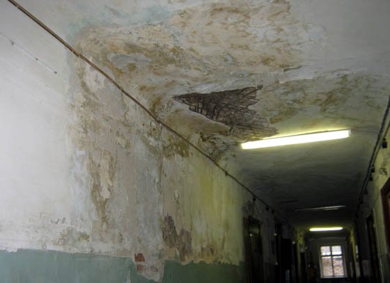 Штукатурка буквально падает с потолка Штукатурка буквально падает с потолка