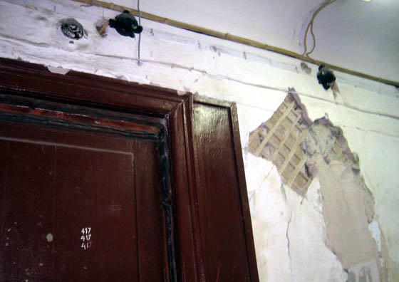 Электропроводка ничем не изолирована Электропроводка ничем не изолирована