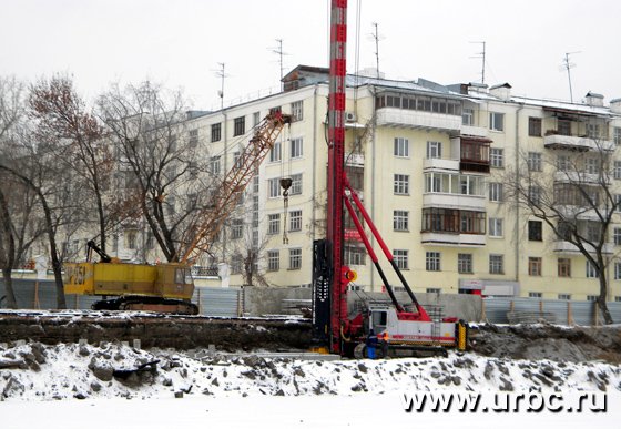 Дно городского пруда до сих пор усеяно мусором