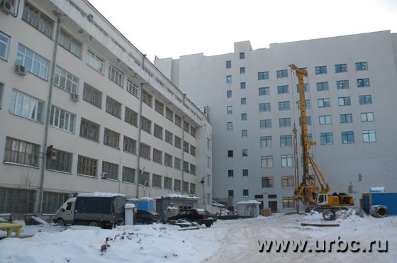 Во дворе здания уже стоит строительная техника