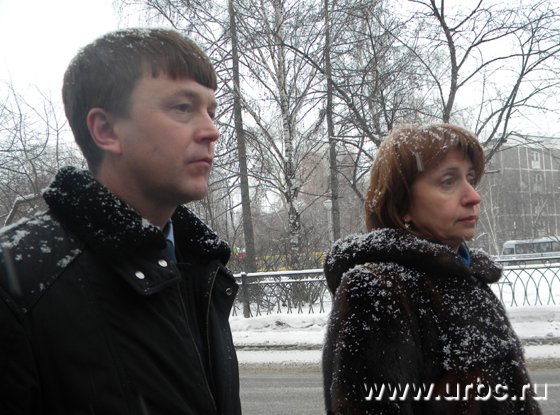 Председатель Комитета благоустройства администрации города Екатеринбурга Тамара Благодаткова и заместитель министра транспорта и связи Свердловской области Василий Старков отвечают на вопросы журналистов Председатель Комитета благоустройства администрации города Екатеринбурга Тамара Благодаткова и заместитель министра транспорта и связи Свердловской области Василий Старков отвечают на вопросы журналистов