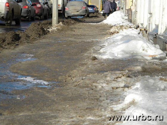 Центр города — тротуар улицы 8 Марта Центр города — тротуар улицы 8 Марта