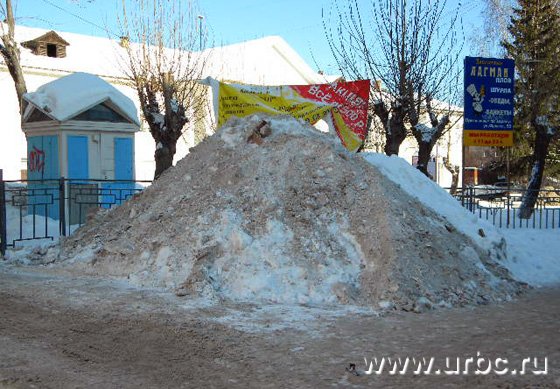 Горы снега на тротуаре выше человеческого роста Горы снега на тротуаре выше человеческого роста