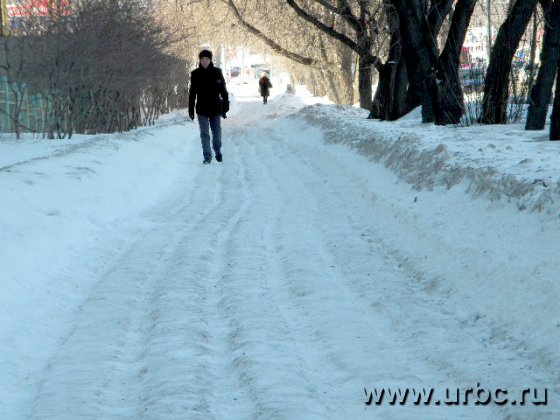 Тротуар стал труднопроходимым для пешеходов в результате работы техники Тротуар стал труднопроходимым для пешеходов в результате работы техники