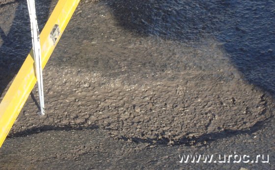 Такая яма образовалась по причине укладки асфальта в лужу