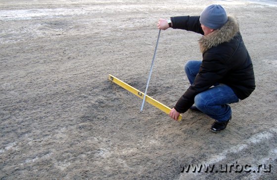 Яма глубиной 15 см, шириной почти 1 метр. Улица Шевченко, недалеко от перекрестка с улицей Луначарского