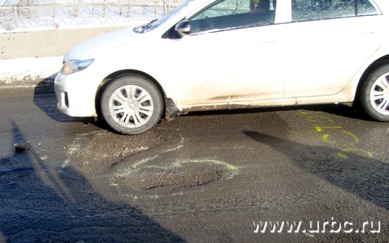 Автомобили лавируют между ямами на Екатеринбургской кольцевой дороге