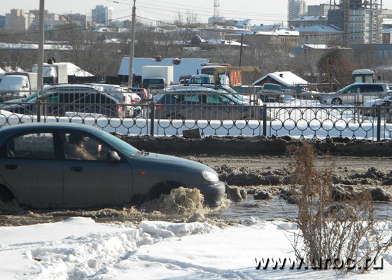 Как вода сквозь пальцы: в Екатеринбурге снова коммунальная авария Как вода сквозь пальцы: в Екатеринбурге снова коммунальная авария