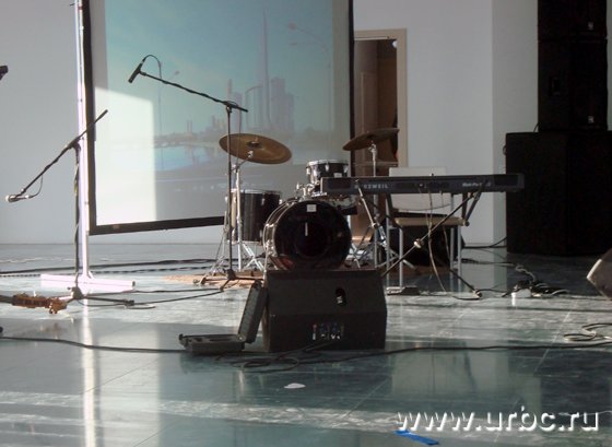 На импровизированной сцене виден толстый слой пыли, который, кстати, покрывал полы во всех помещениях БЦ