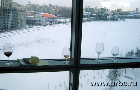 На мероприятии были столы, но гости почему-то предпочли подоконники