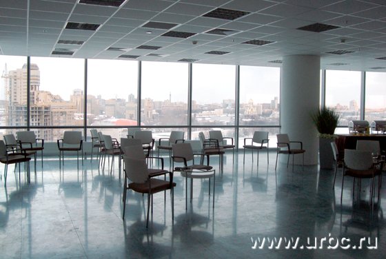 Интерьер зала для гостей был, однако, не по-президентски прост