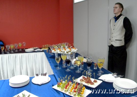 «Театр начинается с вешалки, а центр туризма — с фуршета», — заявил один из гостей на открытии