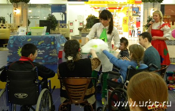 Больше всего ребятам понравилось проводить химические опыты