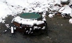 «Черные» застройщики отравляют Екатеринбург: канализационные стоки незаконных построек вытекли на поверхность. Кадр видеозаписи из блога Андрея Альшевских