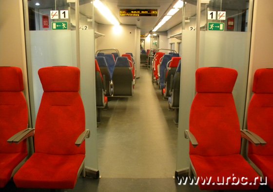 Салон пассажирского вагона нового электропоезда