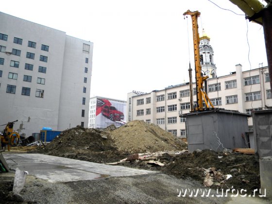 Вблизи памятника архитектуры «Дом обороны» также устанавливают сваи несущей конструкции