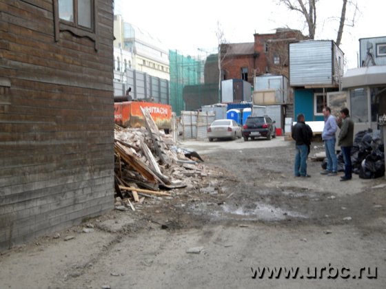 По словам очевидцев, спецтехника уже успела снести четверть здания