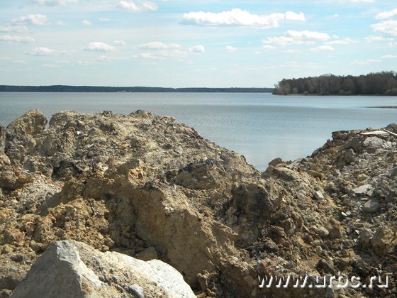 На берегу Шарташа отвалы строительного мусора