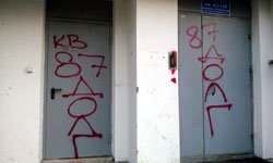 Во всеоружии: коллекторы выбивают долги с жителей Екатеринбурга с помощью краски. Фотография пользователя ?kb с форума сайта Е1.ru