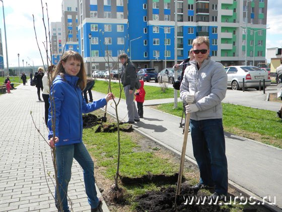 Сотрудники ООО «Газпром трансгаз Екатеринбург» высаживают рябины на аллее в честь 20-летия своей компании
