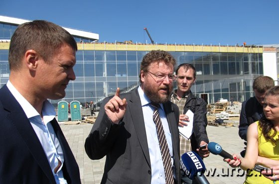Алексей Багаряков и Вадим Дубичев рассказывают журналистам о перспективах строительства выставочного центра