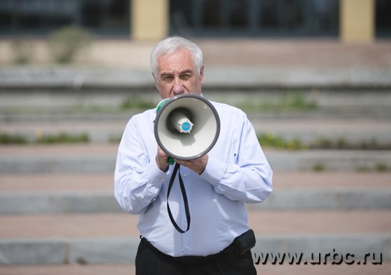Поддержать митингующих пришел вице-спикер гордумы Яков Спектор Поддержать митингующих пришел вице-спикер гордумы Яков Спектор