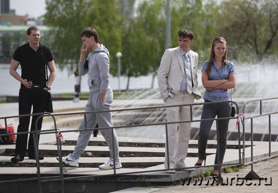 Застройщика Дмитрия Максимова на митинг не пустили и он наблюдал за происходящим со стороны Застройщика Дмитрия Максимова на митинг не пустили и он наблюдал за происходящим со стороны