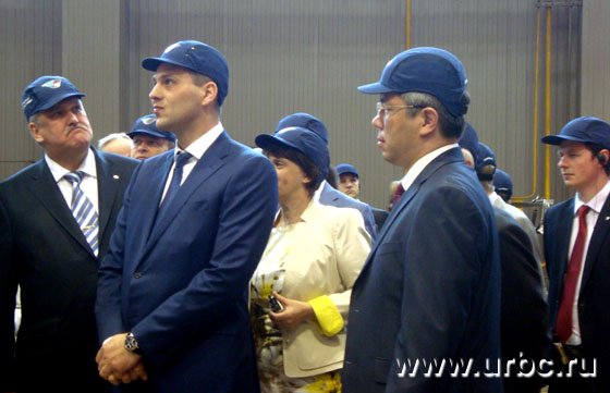Именитые гости не без интереса слушали экскурсию генерального директора ООО «Уральские локомотивы» Александра Салтаева