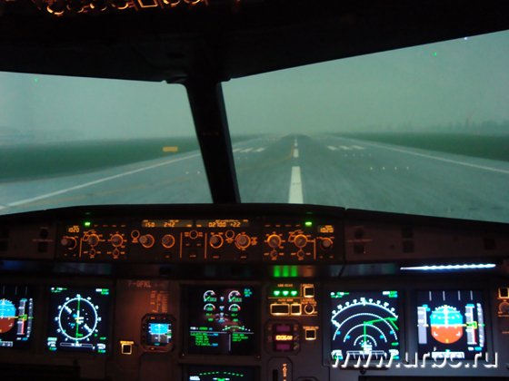 Внутри тренажера для полетов на аэробусах