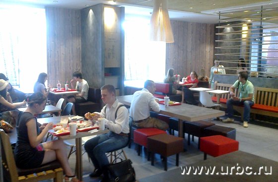 Даже в дневное время большинство столов в «Макдоналдсе» занято Даже в дневное время большинство столов в «Макдоналдсе» занято