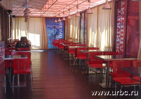 Несмотря на теплую погоду лишь один столик занят на летней веранде «Бургер Кинга» Несмотря на теплую погоду лишь один столик занят на летней веранде «Бургер Кинга»