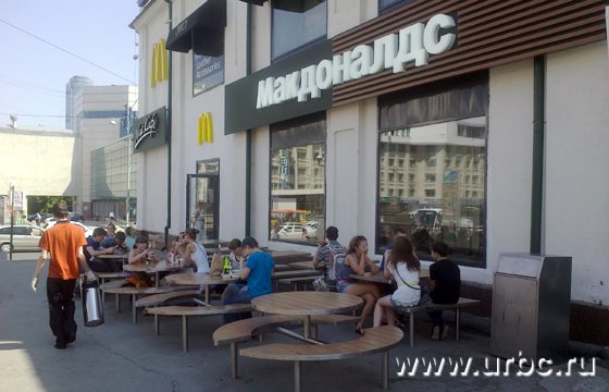 Несмотря на летний зной у посетителей «Макдоналдса» не пропадает желание посидеть на летней веранде заведения Несмотря на летний зной у посетителей «Макдоналдса» не пропадает желание посидеть на летней веранде заведения
