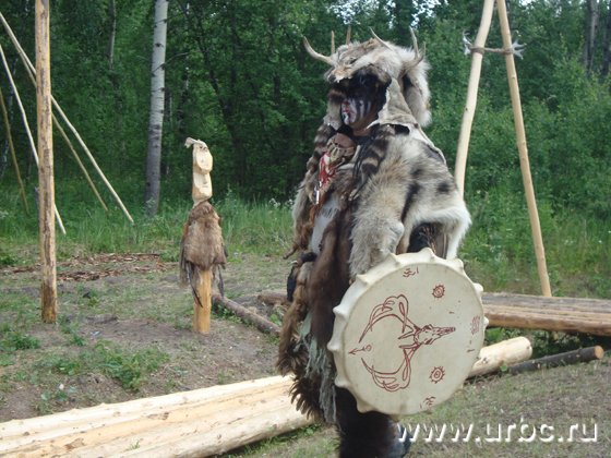 Аутентичный образ вогульского шамана, созданный специалистами программы «Зов предков»