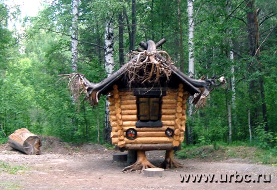 Избушка Бабы Яги в Оленьих ручьях по совместительству является сувенирной лавкой