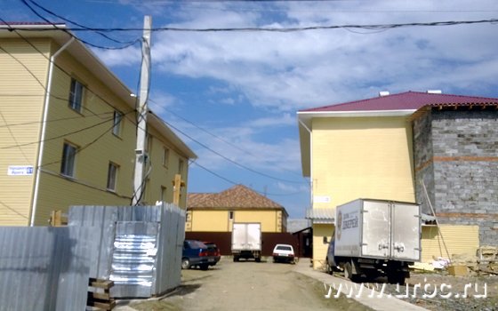 На улице Народного фронта одна к другой примыкают незаконные постройки