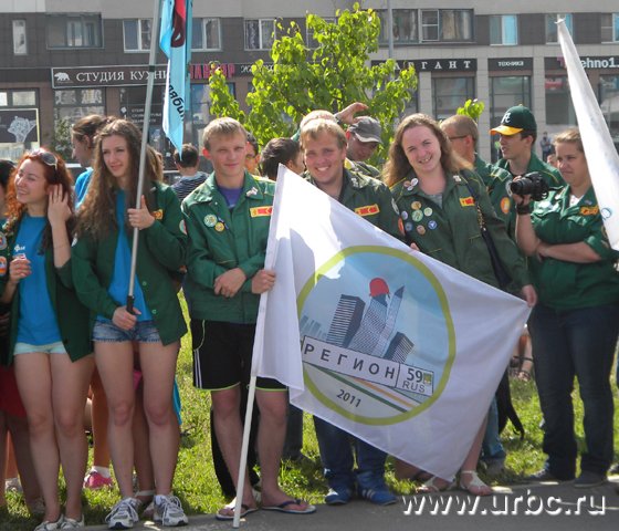 На церемонию открытия целины каждый отряд принес собственный флаг На церемонию открытия целины каждый отряд принес собственный флаг