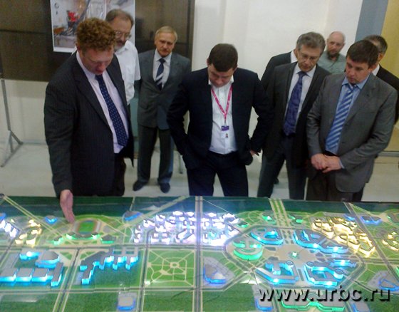 На встрече Евгений Куйвашев ознакомился с макетом кампуса УрФУ и технопарка «Университетский» На встрече Евгений Куйвашев ознакомился с макетом кампуса УрФУ и технопарка «Университетский»