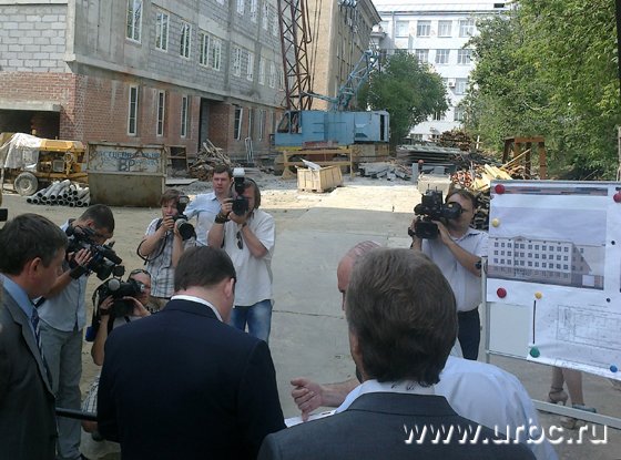 Евгений Куйвашев познакомился с ходом строительства Центра ядерной медицины Евгений Куйвашев познакомился с ходом строительства Центра ядерной медицины