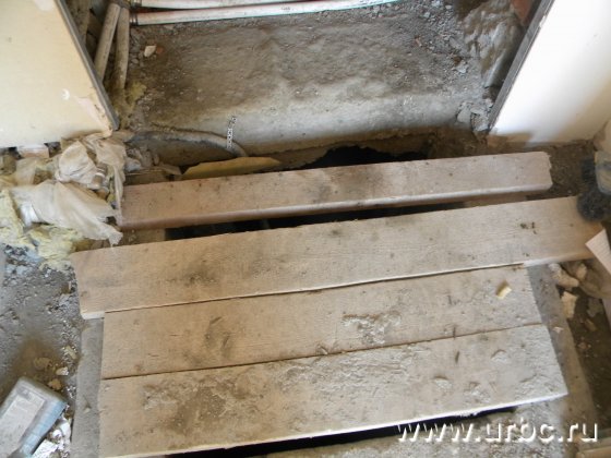 Полы стелить не закончили, но уже везде установлены сейф-двери