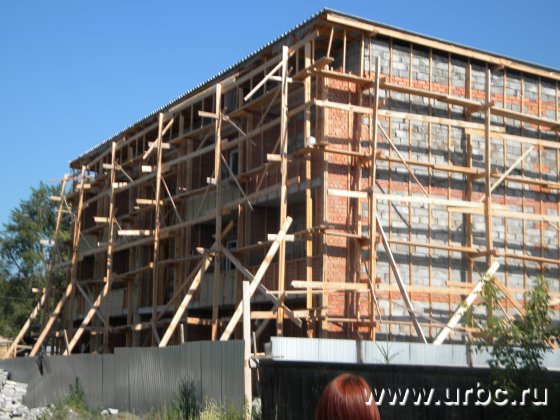 С виду здание кажется незаселенным