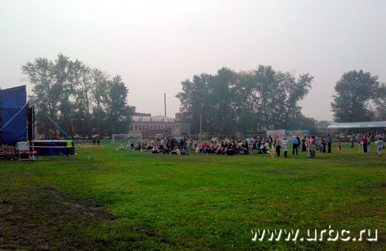 У сцены, по нашим подсчетам, скопилось не более 300 человек