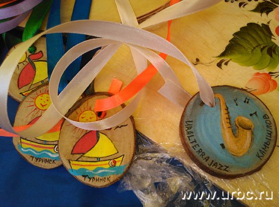 Также можно было приобрести сувенир не только с надписью «Камышлов». Почему-то местные жители активно продавали медальоны с символикой Туринска