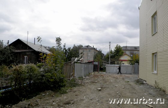 Прямо за забором постройки находится огород частного дома Прямо за забором постройки находится огород частного дома