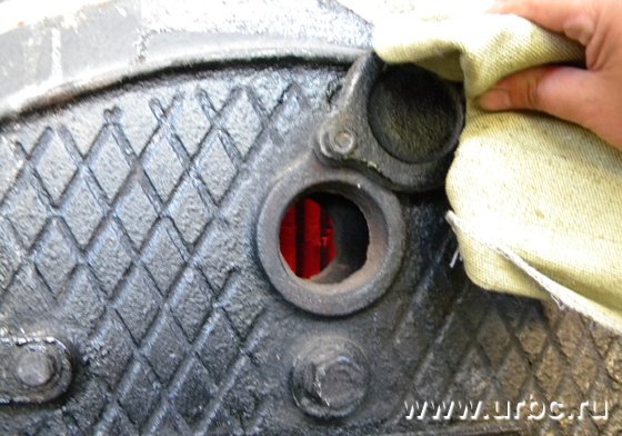 В этой печи горит газ, который нагревает воду для отопления и горячего водоснабжения