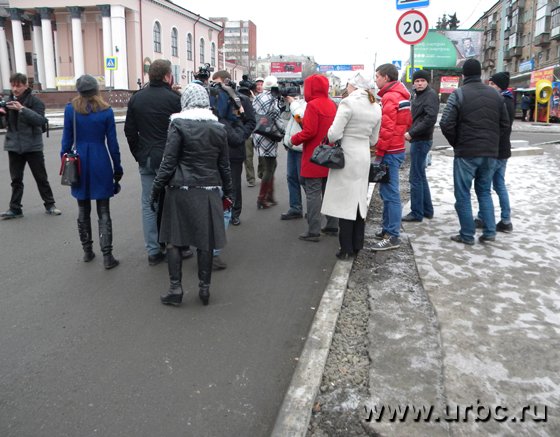 Журналисты и замминистра устроили брифинг прямо на проезжей части