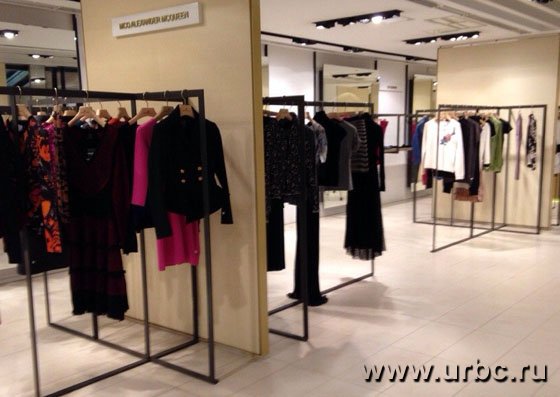 Около двух часов дня. В «Покровском пассаже» практически безлюдно Около двух часов дня. В «Покровском пассаже» практически безлюдно