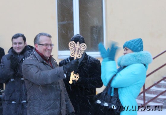 Жильцам вручили символический ключ от дома Жильцам вручили символический ключ от дома