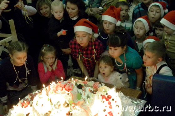 Для именинников ТРЦ «Гринвич» подготовил огромный торт Для именинников ТРЦ «Гринвич» подготовил огромный торт